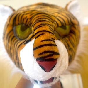Oversized tiger 🐯 head costume